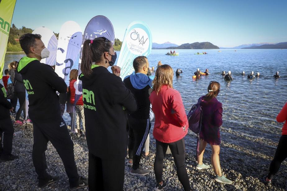 Nadadores de todo el pa&iacute;s agitaron las aguas del Nahuel Huapi en la "Vuelta a la Huemul"
