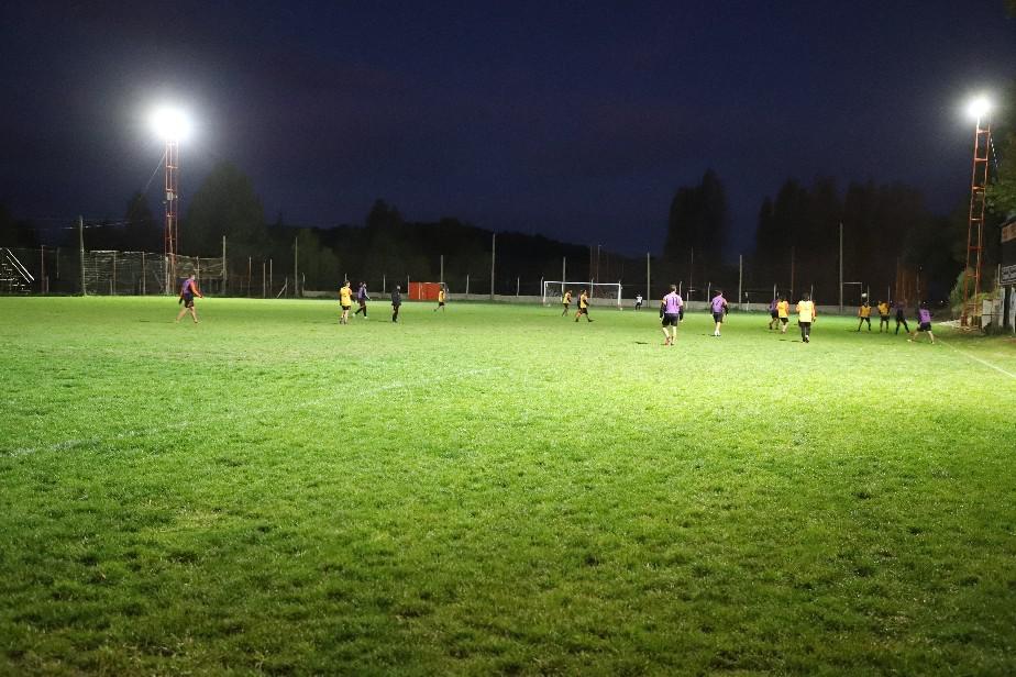 Otro momento hist&oacute;rico para el club Puerto Moreno de Bariloche: inaugur&oacute; las luminarias de su cancha