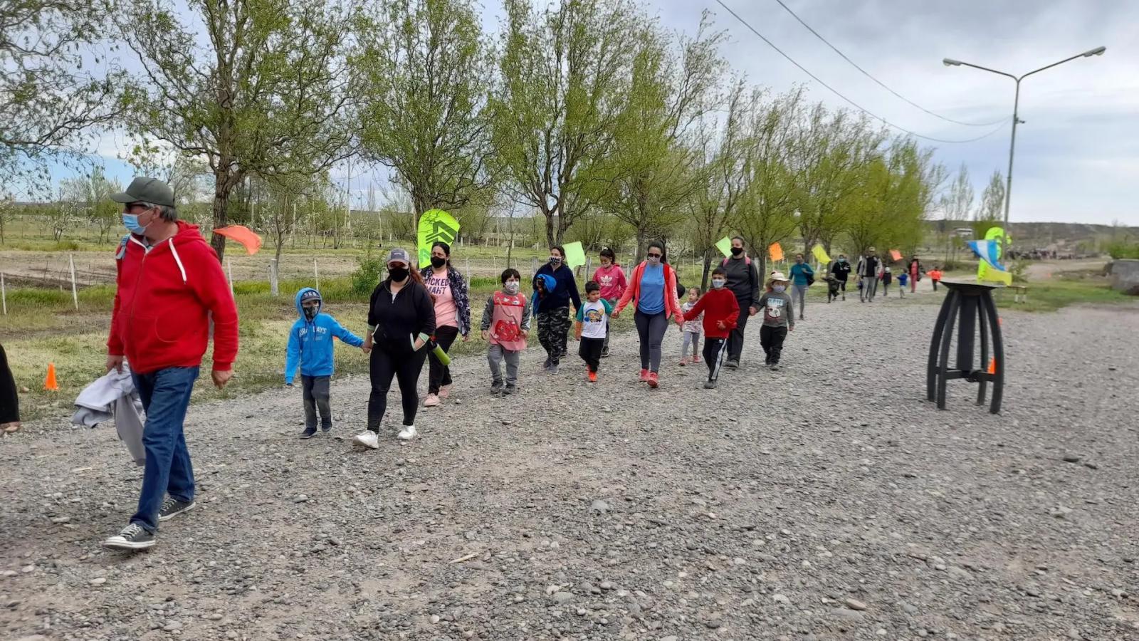 M&aacute;s de 3.000 estudiantes se sumaron al trekking escolar en Allen