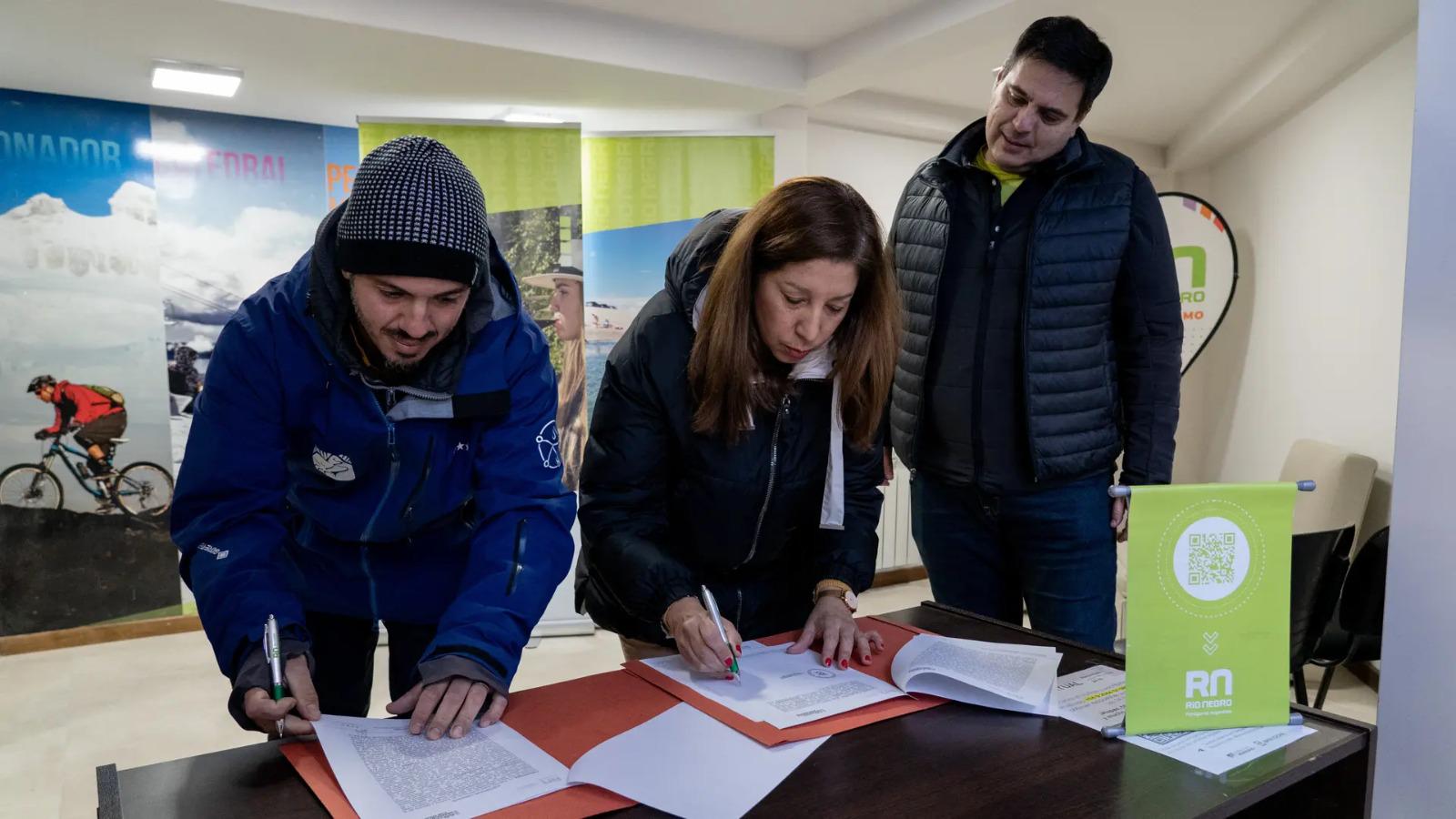 Carreras firm&oacute; un convenio para el crecimiento del esqu&iacute; adaptado