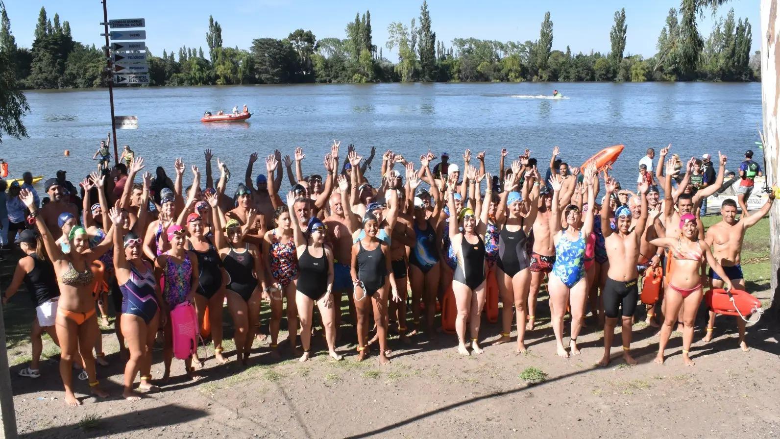 Los nadadores agitaron las aguas del r&iacute;o Negro con la "Puente a Puente"