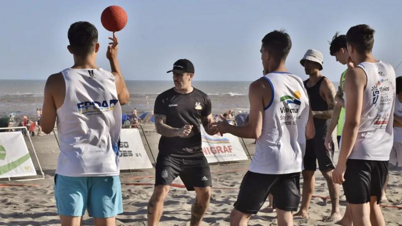 Cl&iacute;nica de beach handball para seguir afianzando la actividad