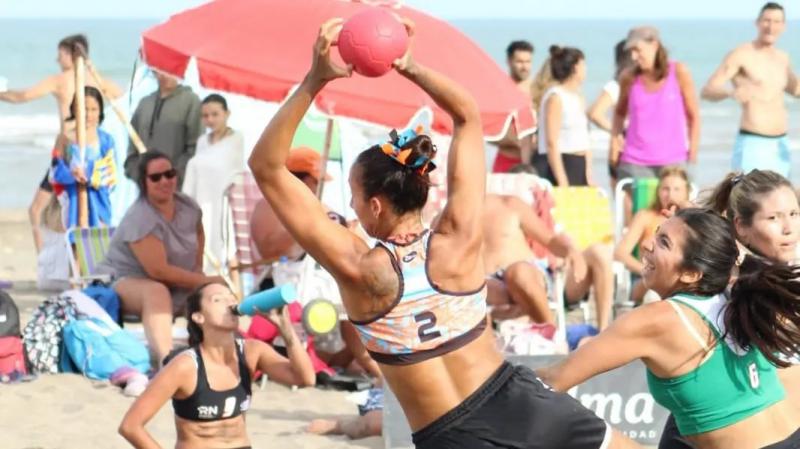 El beach handball protagoniza el fin de semana en la arena de El C&oacute;ndor