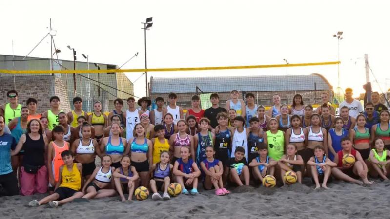 Se vivi&oacute; una exitosa jornada de beach voley en Valle Medio