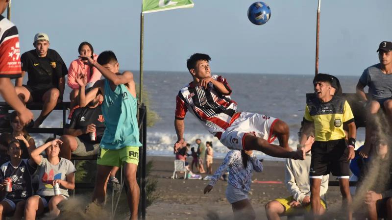 El f&uacute;tbol playa anim&oacute; el fin de semana de El C&oacute;ndor 