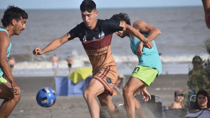 Fin de semana de f&uacute;tbol playa en Viedma 