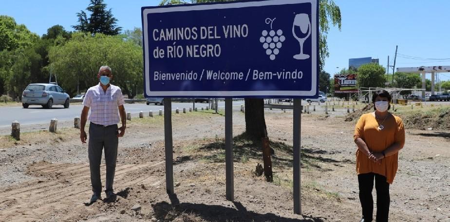 Comenz&oacute; a instalarse la carteler&iacute;a que se&ntilde;alar&aacute; las bodegas de los Caminos del Vino