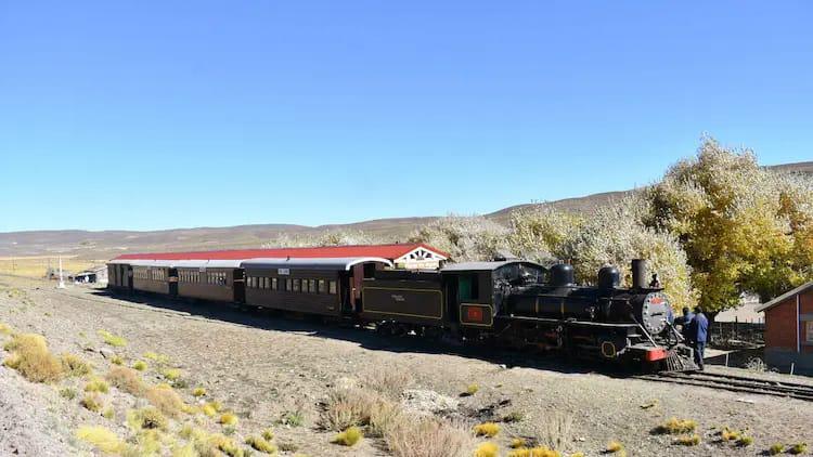 Con los vagones completos, La Trochita parti&oacute; hacia la &uacute;ltima aventura de la temporada