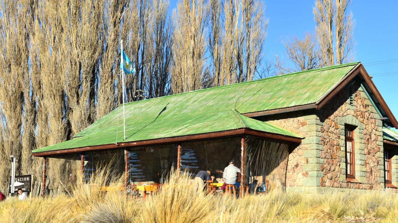 Sent&iacute; lo &eacute;pico de merendar en una antigua estaci&oacute;n ferroviaria de la Estepa