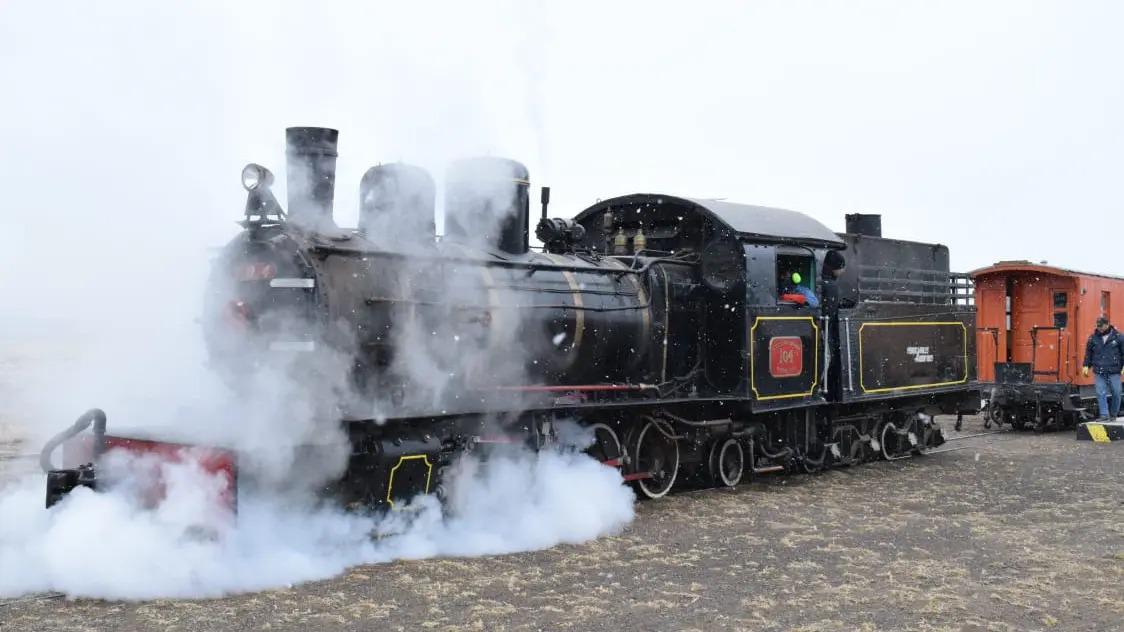 La Trochita rionegrina volvi&oacute; a rodar entre la nieve 