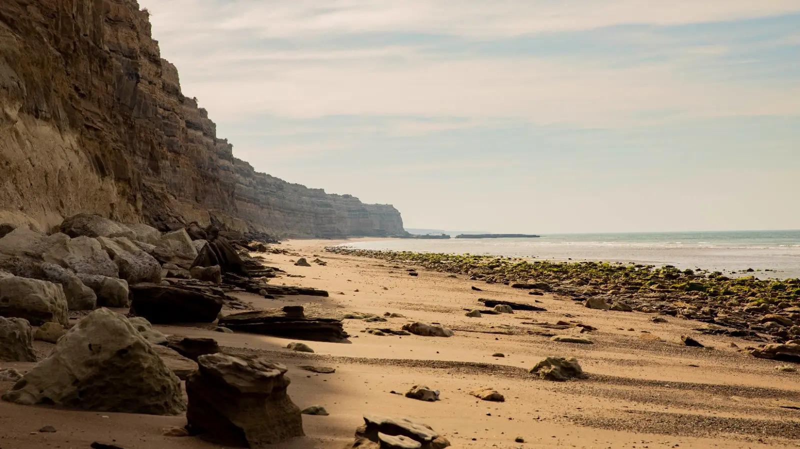 Si vas a una playa con acantilado, no te olvides de ver la tabla de mareas