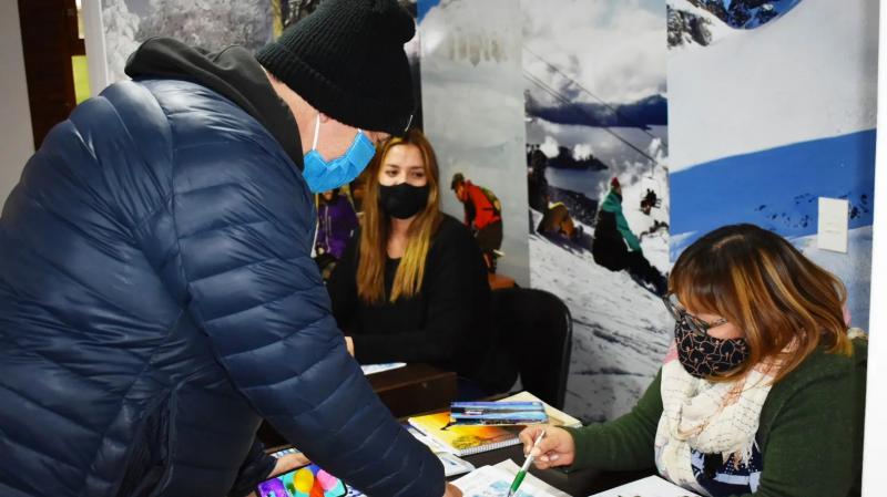 Estudiantes se capacitan y brindan informaci&oacute;n tur&iacute;stica en Bariloche