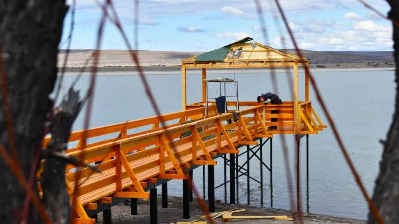 Avanza la construcci&oacute;n del muelle en la laguna &Ntilde;e Luan de Maquinchao