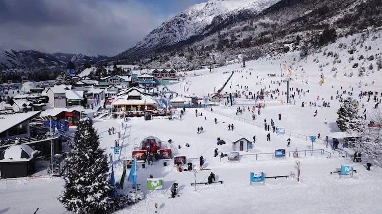 Con miles de turistas disfrutando de la nieve, la cordillera rionegrina vive un fin de semana XL &eacute;pico