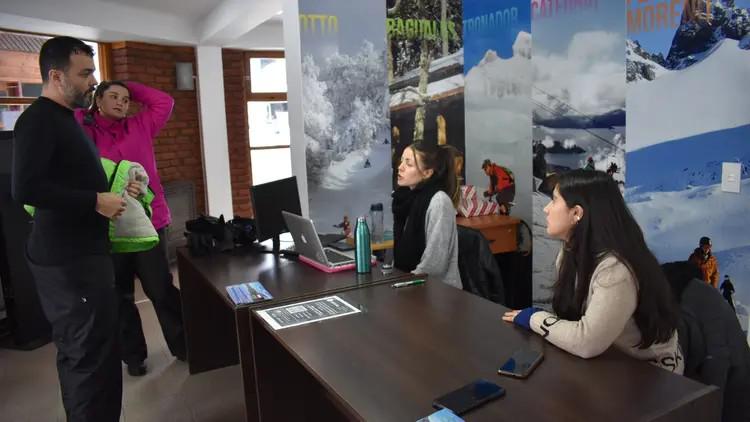 Estudiantes del ISETP se capacitan y brindan informaci&oacute;n tur&iacute;stica en el Cerro Catedral