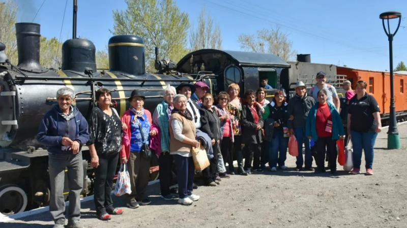 Personas mayores de Jacobacci disfrutaron la experiencia de La Trochita 