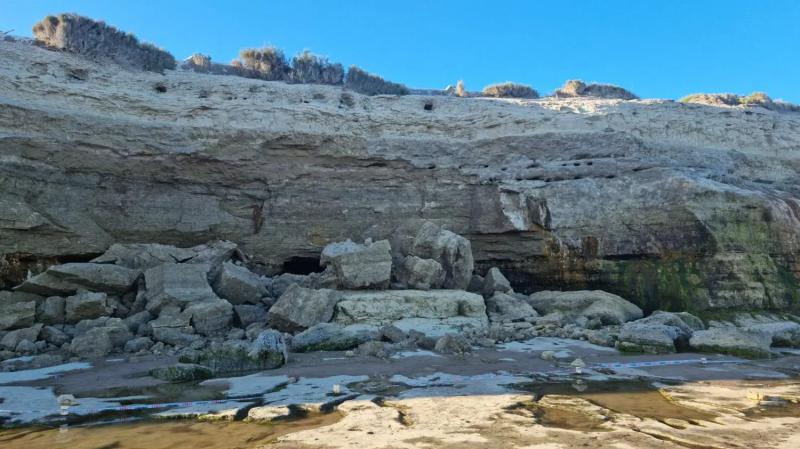 Peligroso derrumbe de acantilado en Las Grutas: piden respetar indicaciones