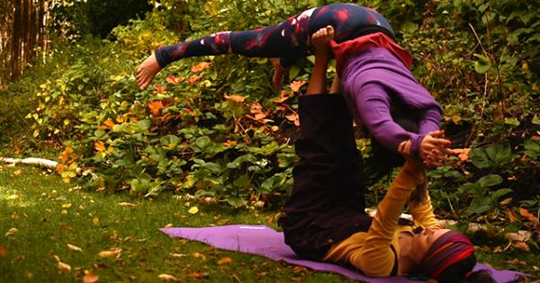 AcroYoga: Taller Lunar