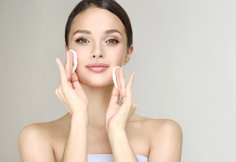 Limpieza facial en casa: lo que debes saber para cuidar tu rostro