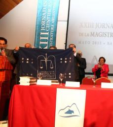 PRESENTARON LA BANDERA DE LA FAM EN LAS XXIII JORNADAS CIENTIFICAS DE LA MAGISTRATURA