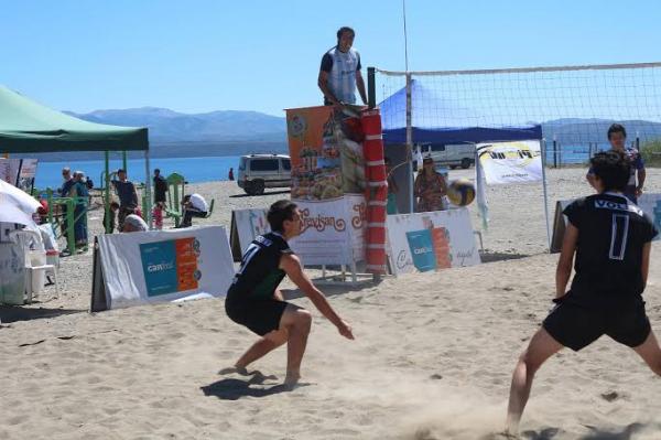Comenz&oacute; el Torneo de Beach Voley en la Playa del Centro