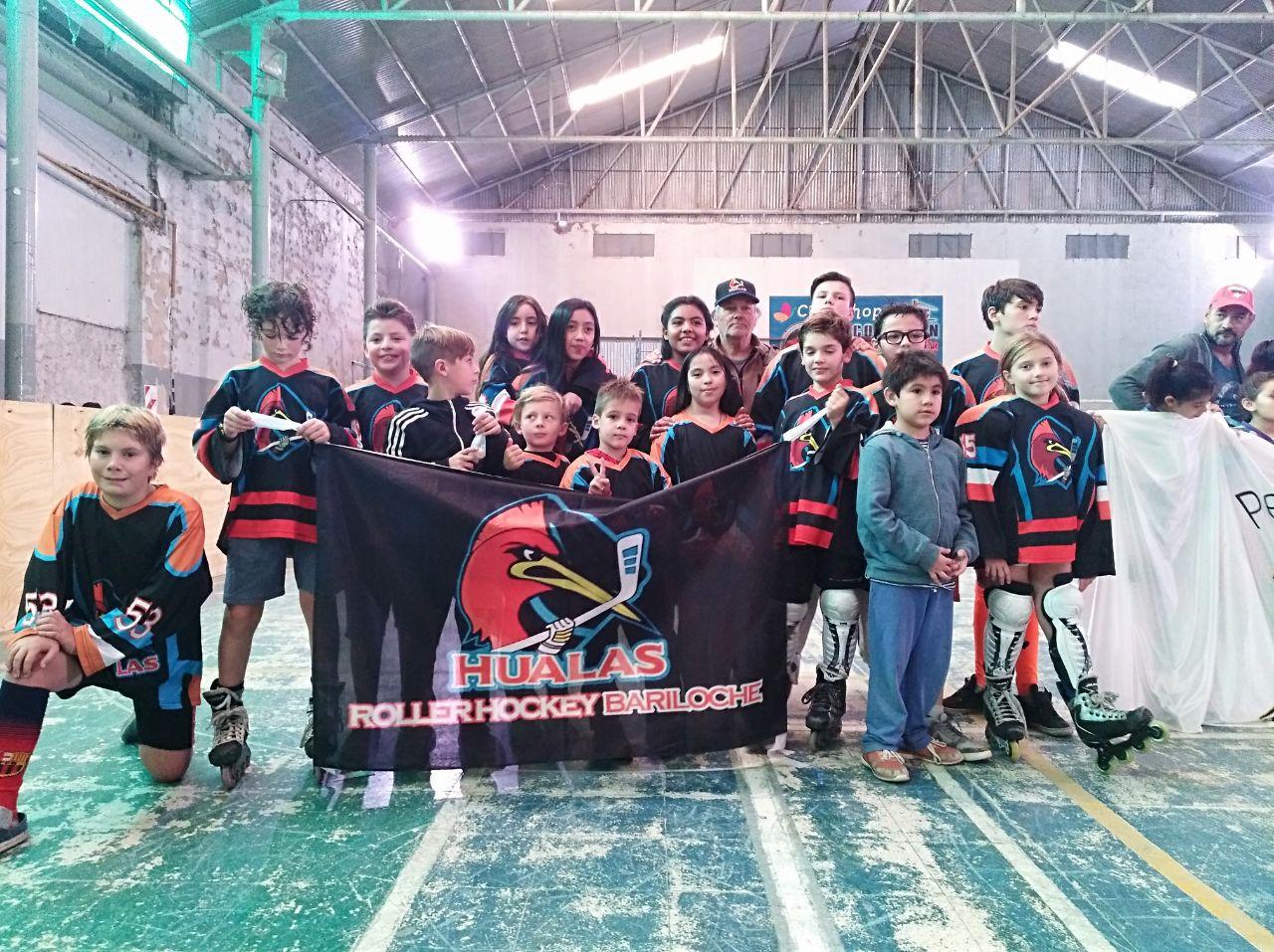 "Los Hualas" de Bariloche, brillaron en patag&oacute;nico de Roller Hockey