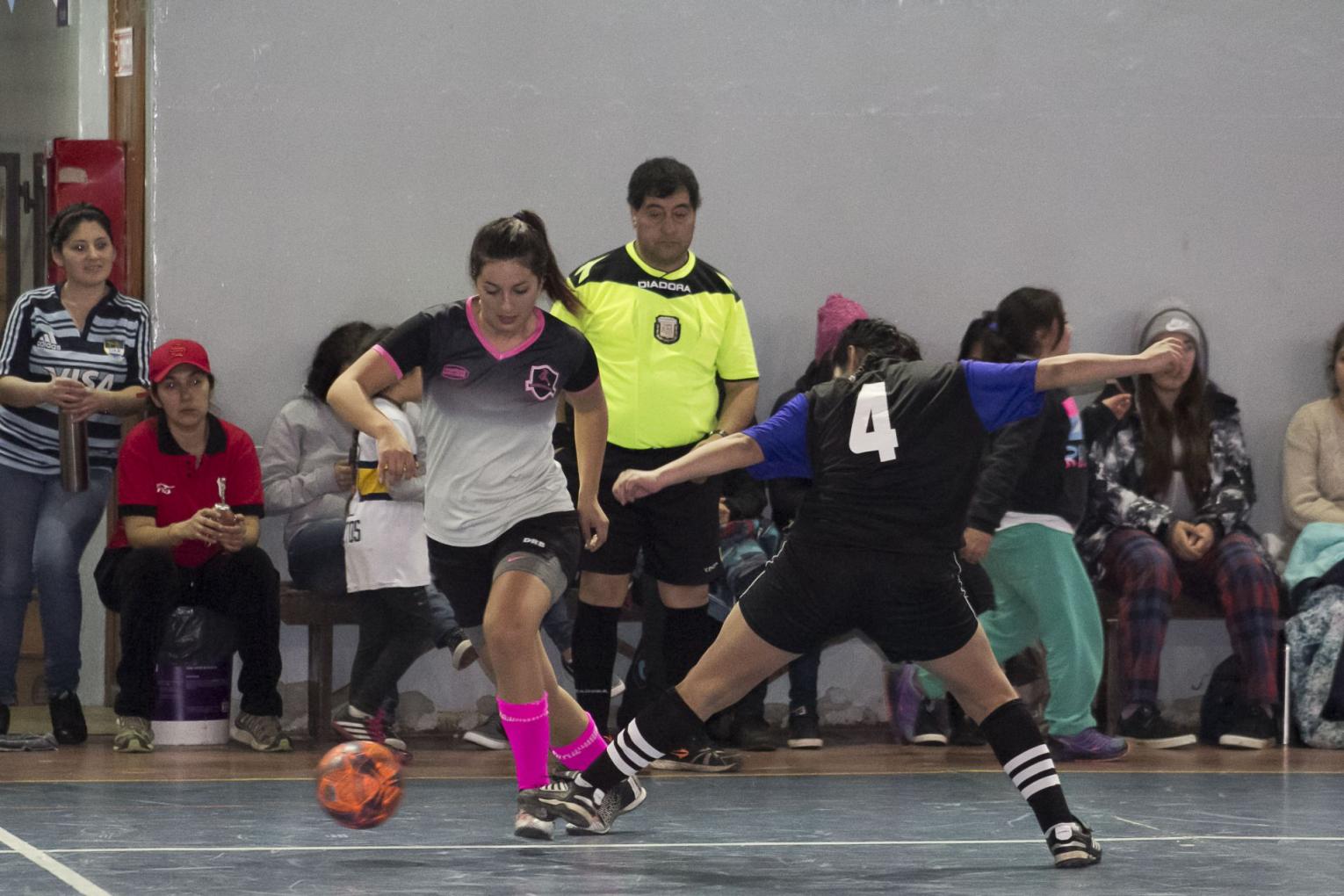 Las mayores le ponen calor al futsal femenino