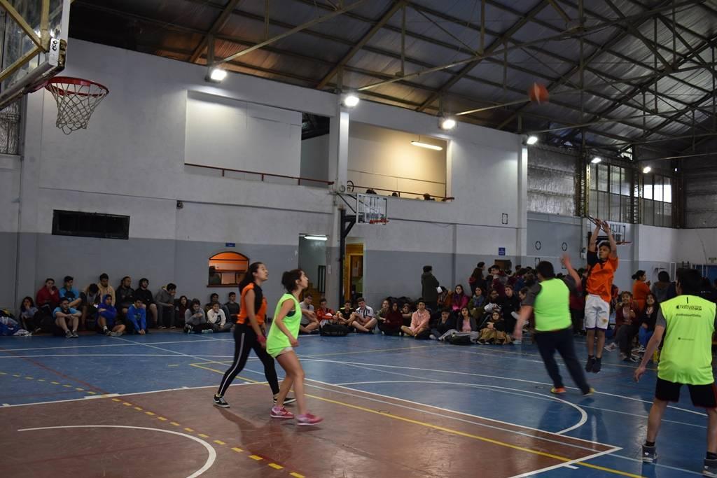 Se vivi&oacute; otra intensa jornada deportiva en la Semana de la Juventud