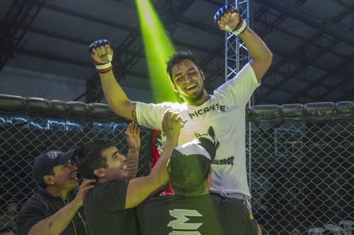 La velada de MMA y kick boxing tuvo una vibrante pelea de fondo