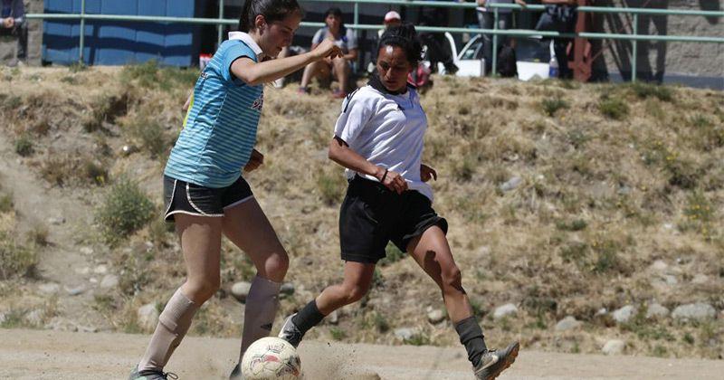 Sigue el f&uacute;tbol femenino en las canchas exteriores del Municipal 3