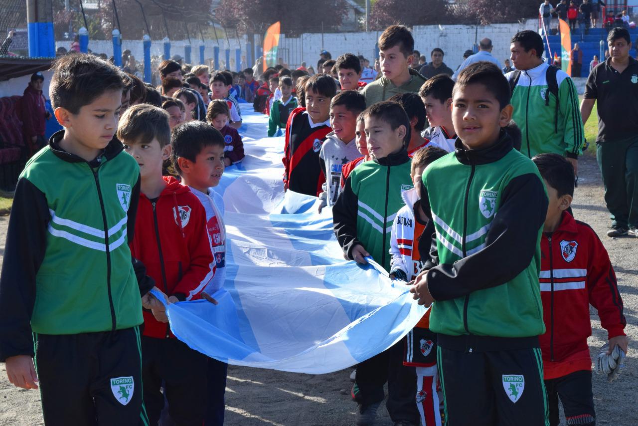 M&aacute;s de 800 ni&ntilde;os participaron del torneo de f&uacute;tbol Veteranos de Malvinas