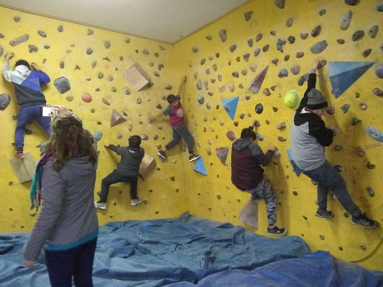 Un nuevo desaf&iacute;o para alumnos municipales de escalada