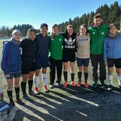 Jugadoras de Bariloche cerca de la selecci&oacute;n rionegrina de f&uacute;tbol femenino