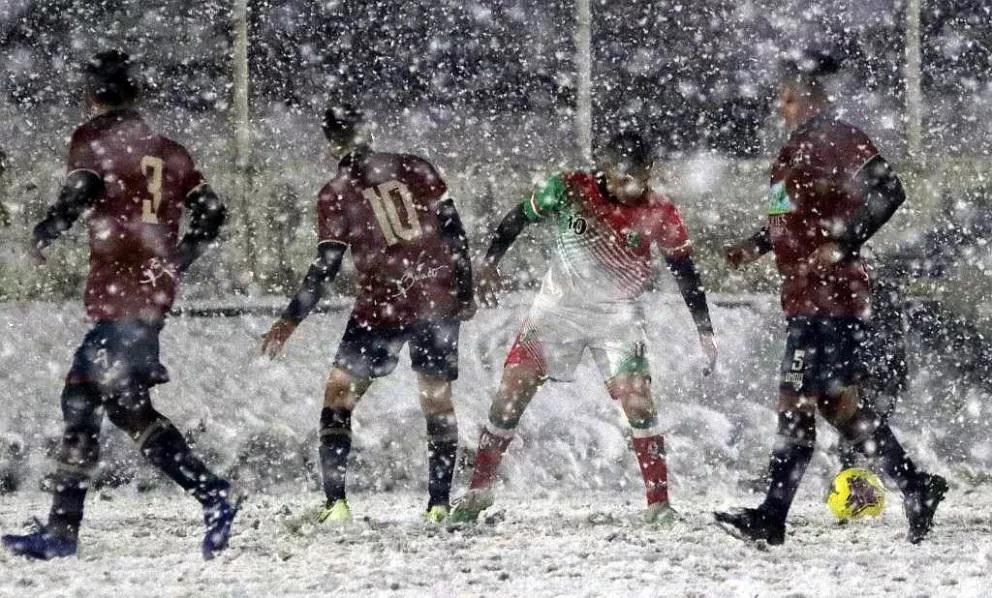 No hay excusas: En Bariloche se juega al f&uacute;tbol bajo la nieve