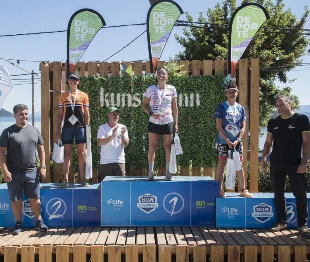 Mario De Elias y Romina Palacio Balena se quedaron con el Triatl&oacute;n Escape Isla Huemul