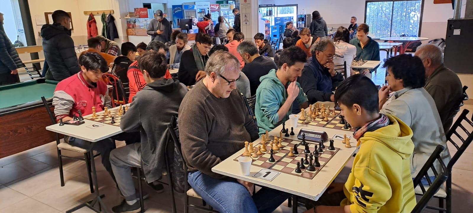 AJEDREZ  GRAN TRIUNFO DE WALTER SEGOVIA EN EL GRAND PRIX DEL MES