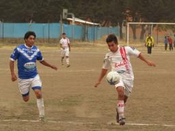 Estudiantes gan&oacute; y no dej&oacute; solo a Dina Huapi en la punta