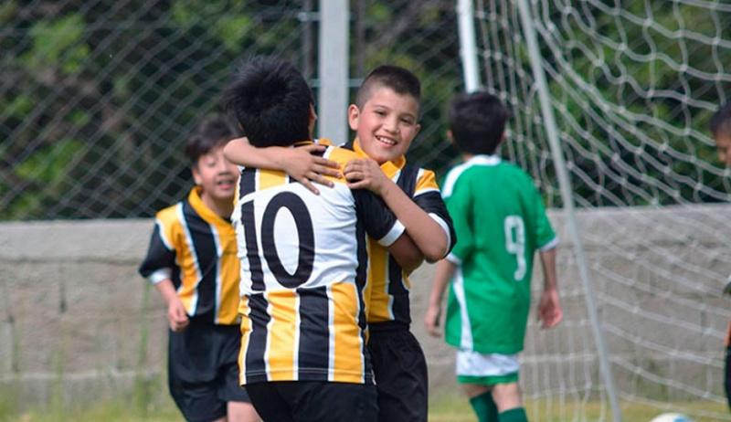 Estiman que para septiembre estar&aacute; inaugurado el pasto sint&eacute;tico para el f&uacute;tbol infantil