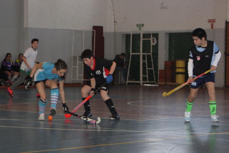 Gran encuentro del Hockey municipal y un invitado de lujo