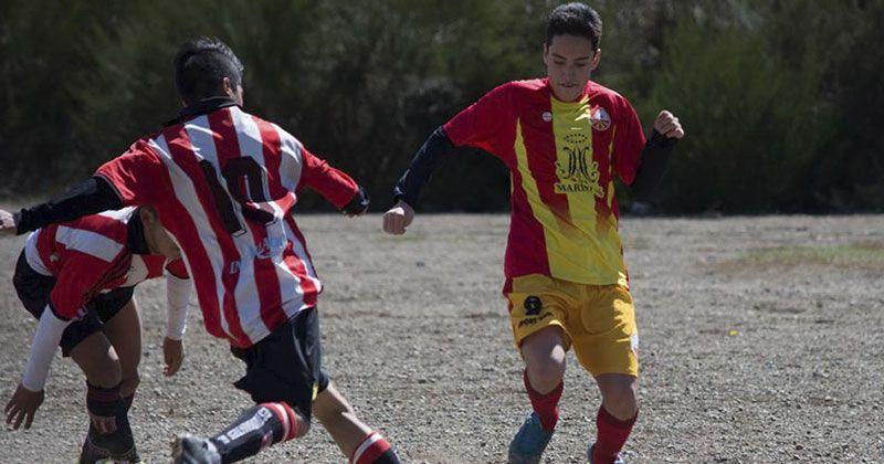 Los pibes disfrutaron de una tarde de invierno a pleno f&uacute;tbol