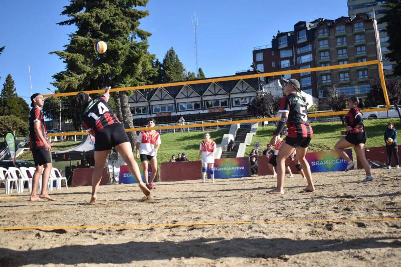 El Beach Voley dio un buen espect&aacute;culo en la Playa del Centro