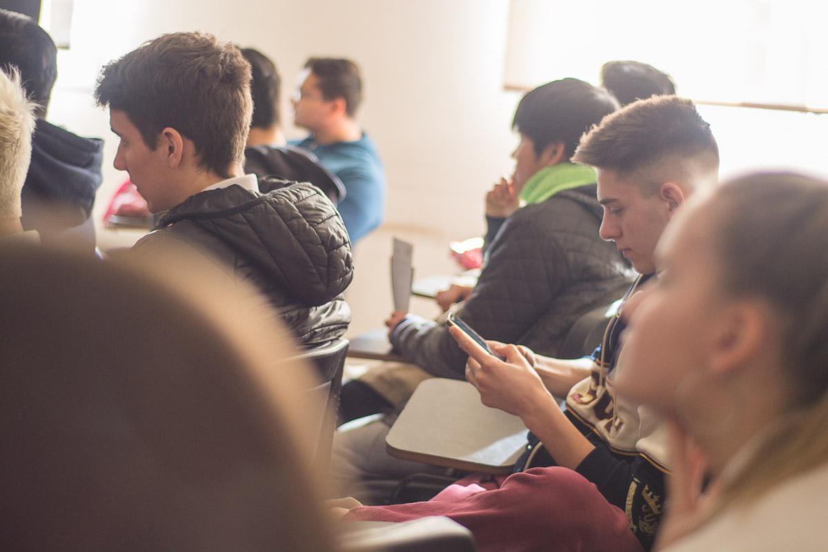 Estudiantes sin internet podr&aacute;n acceder al servicio desde sus celulares