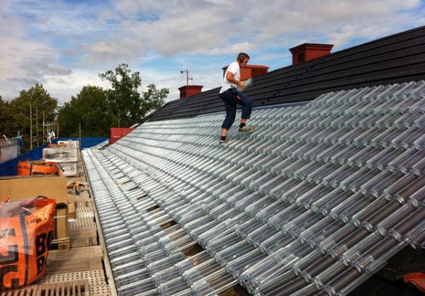 Tejas de vidrio sustituyen a los paneles solares