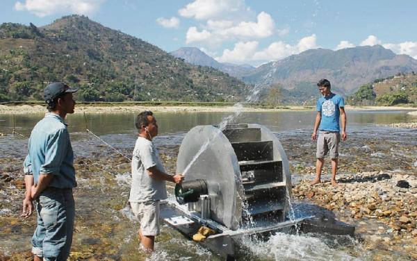 Estudiante inventa una bomba de agua sin electricidad que cambiar&aacute; la vida de miles de personas