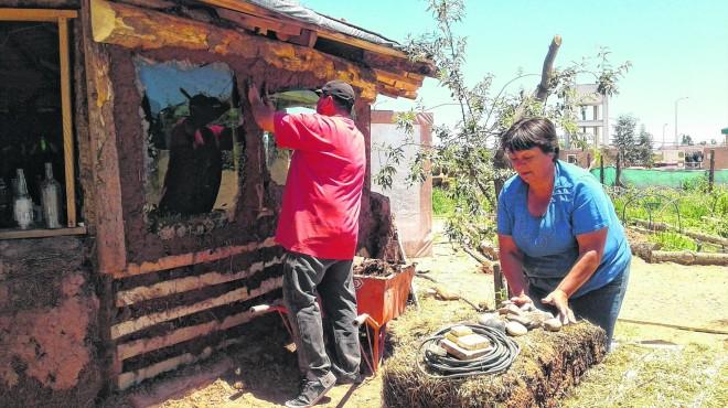 Difunden la bioconstrucci&oacute;n desde una huerta protegida