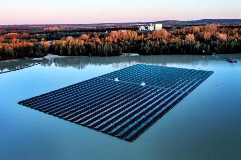 Proyecto piloto, una empresa alemana desarrollar&aacute; paneles solares flotantes que se deslizan sobre las olas 