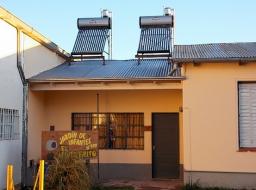 El primer pueblo de Buenos Aires que tiene calefones solares en todas las casas