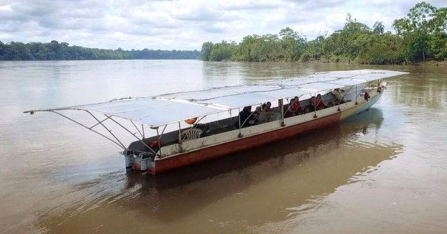 Una canoa solar para viajar sin petr&oacute;leo por la selva ecuatoriana 