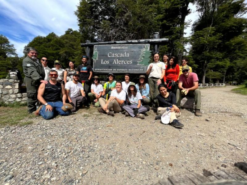 Realizaron una jornada de extracci&oacute;n de retamas en el sendero a la Cascada de los Alerces