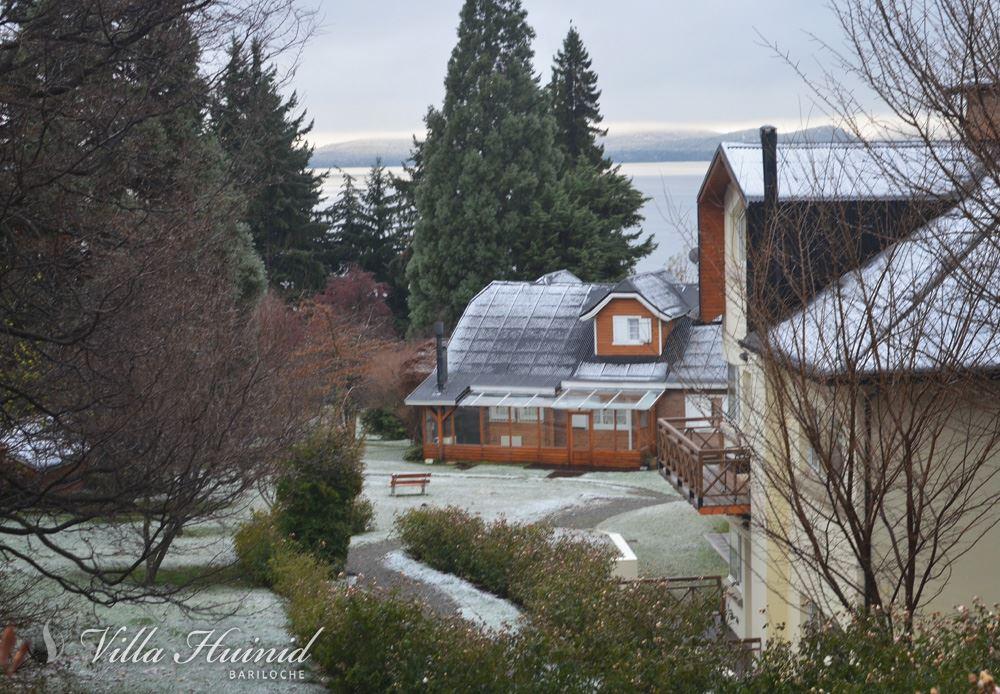 La #primavera en Bariloche es as&iacute;, sol: lluvia, nieve, flores y vuelva a repetir!